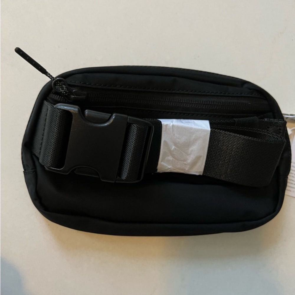 Lululemon everywhere belt bag black small factory sealed NEW SOLD OUT in stores - Picture 2 of 7